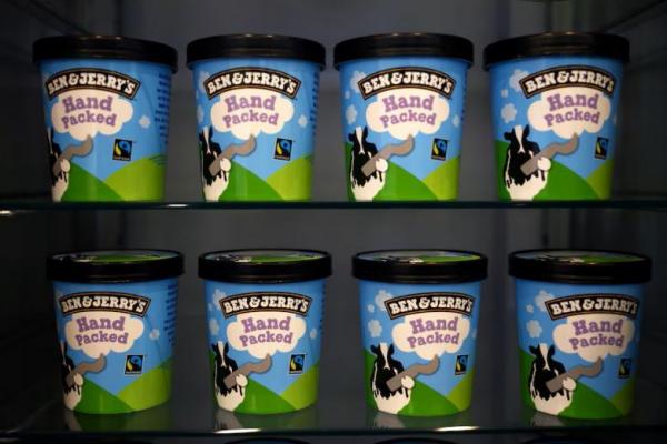 Es krim Ben & Jerrys, merek Unilever, terlihat di toko mereka di London, Inggris, 5 Oktober 2020. REUTERS 