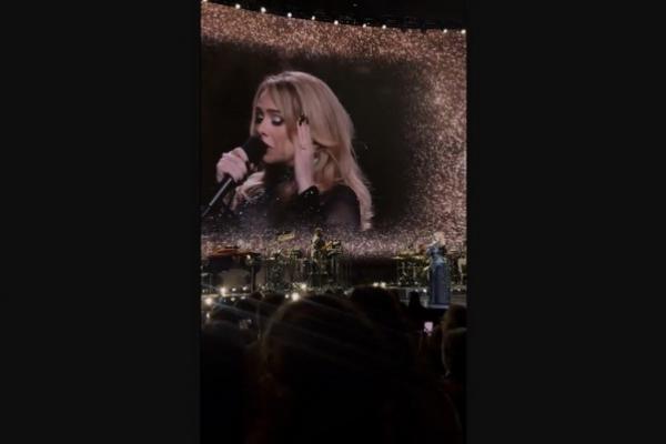 Adele tampil di residensi Caesar`s Palace di Las Vegas, Sabtu (16/11/2024). (FOTO: INSTAGRAM) 