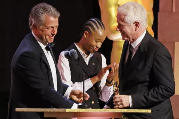 Hugh Grant dan Richard Curtis di Governors Awards tahunan ke-15. (FOTO: GETTY IMAGE) 