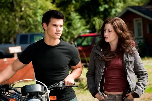 Taylor Lautner dan Kristen Stewart berperan sebagai Jacob dan Bella di film waralaba Twilight. (FOTO: KIMBERLEY FRANCE) 