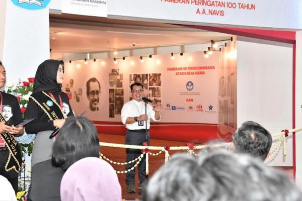 Kepala Pusat Pembinaan Bahasa dan Sastra, Ganjar Harimansyah membuka pameran Peringatan 100 tahun A.A Navis (Foto: Istimewa) 