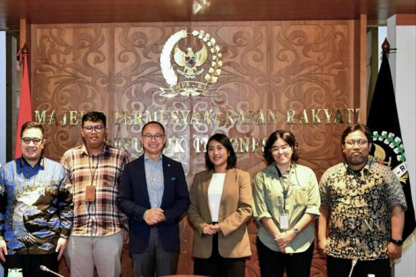 Wakil Ketua MPR RI Eddy Soeparno (ketiga dari kiri) dalam Focus Group Discussion MPR RI bersama sejumlah pegiat lingkungan seperti Yayasan Indonesia Cerah, Indonesia Center of Environmental Law dan Indonesia Parliament Center (Foto: Humas MPR) 