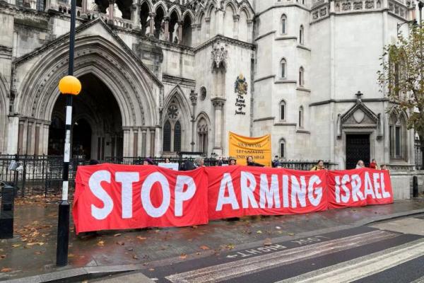 Para pengunjuk rasa berdemonstrasi di luar Pengadilan Kerajaan di London, Inggris, 18 November 2024. REUTERS 