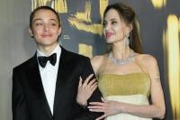 Angelina Jolie bersama putra bungsunya, Knox, di acara Governors Awards 2024 di Dolby Theatre di Hollywood. (FOTO: AP/GETTY)