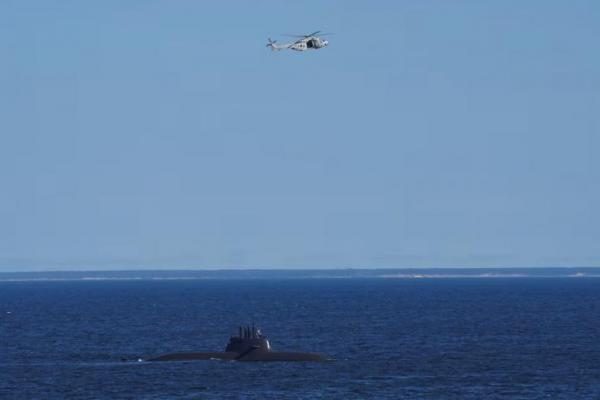 Kapal selam U-32 Jerman berlayar selama latihan Northern Coasts 2023 di Laut Baltik, 18 September 2023. REUTERS 