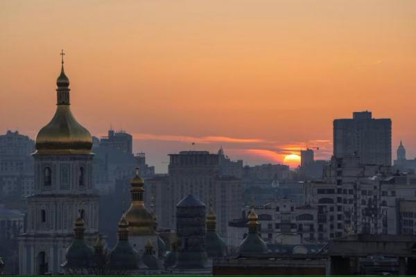 Matahari terbit di atas ibu kota Ukraina selama serangan besar-besaran Rusia, di Kyiv, Ukraina 17 November 2024. REUTERS 