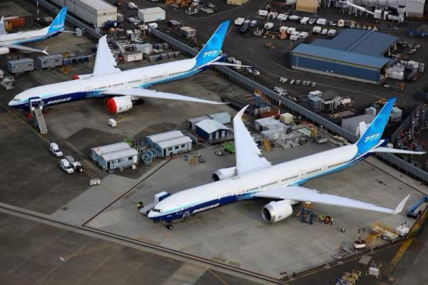 Pemandangan udara pesawat Boeing 777X yang diparkir di Bandara Internasional King County-Boeing Field di Seattle, Washington, AS, 1 Juni 2022. REUTERS 