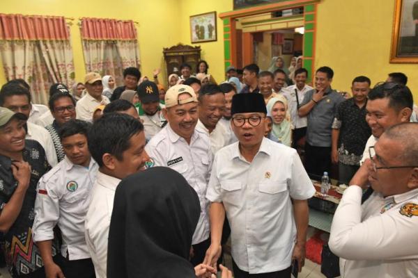 Menteri Desa dan Pembangunan Daerah Tertinggal (Mendes PDT), Yandri Susanto saat Sarasehan bersama Pj. Gubernur Sulawesi Selatan, Zudan Arif Fakhrulloh (Foto: Humas Kemendes PDT) 