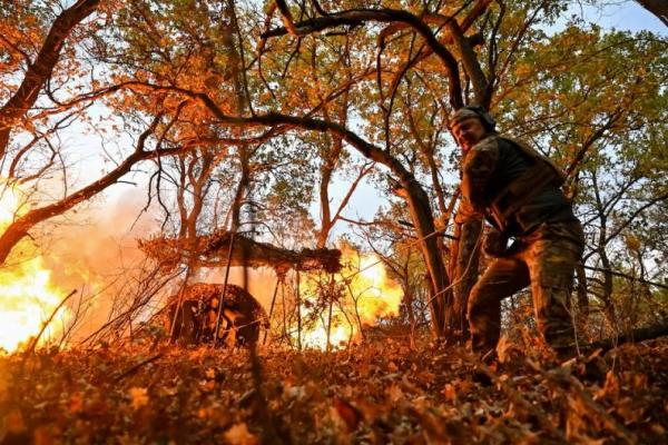 Seorang anggota angkatan Ukraina dari unit polisi khusus Hyzhak menembakkan howitzer D30 dekat kota garis depan Toretsk, Ukraina 25 Oktober 2024. REUTERS 