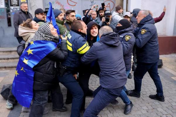 Petugas polisi menangkap pengunjuk rasa oposisi yang berdemonstrasi menentang hasil pemilu di Tbilisi, Georgia 19 November 2024. REUTERS 