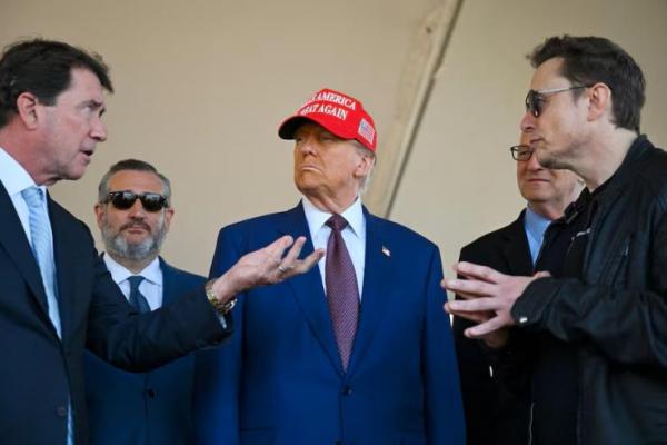 Presiden terpilih AS Donald Trump berbicara bersama Elon Musk dan anggota Senat di Brownsville, Texas, AS, 19 November 2024. Foto via REUTERS 