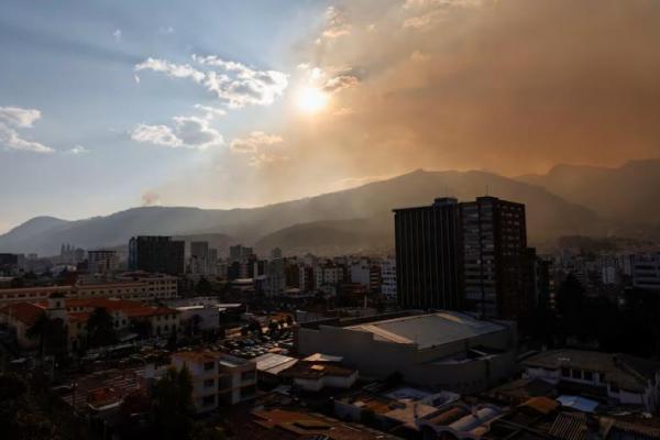 Awan asap dan abu terlihat menutupi Quito, karena kota tersebut dilanda lima kebakaran aktif di sekitarnya, Ekuador 4 September 2024. REUTERS 