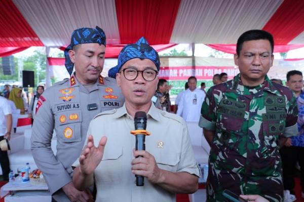 enteri Desa dan Pembangunan Daerah Tertinggal (PDT) Yandri Susanto menghadiri launching Gugus Tugas Polri dalam mendukung ketahanan pangan di Lahan Masyarakat Desa Hutan (LMDH) Giri Mukti, Desa Bulakan, Kecamatan Gunungkencana, Kabupaten Lebak, Rabu (Foto: Istimewa) 