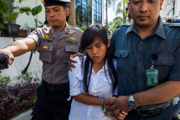 Petugas membawa terpidana mati kasus narkoba, Mary Jane Fiesta Veloso dari Filipina, di Pengadilan Negeri Sleman, Yogyakarta, 3 Maret 2015. REUTERS 