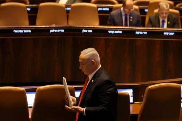 Perdana Menteri Israel Benjamin Netanyahu menghadiri diskusi tentang sandera yang diculik di parlemen Israel, Knesset, di Yerusalem, 18 November 2024. REUTERS 