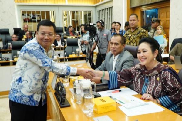 Kepala Badan Pangan Nasional/National Food Agency (NFA)  Arief Prasetyo Adi berjabat tangan dengan Ketua Komisi IV DPR RI Siti Hediati Soeharto, saat Rapat Dengar Pendapat (RDP) di Kompleks Parlemen Senayan, Jakarta,  Selasa (19/11/2024). (foto:NFA) 