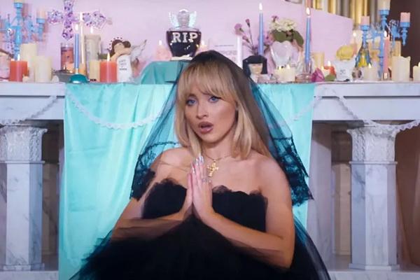 Pendeta yang Izinkan Sabrina Carpenter Rekam Video `Feather` di Gereja Mengundurkan Diri