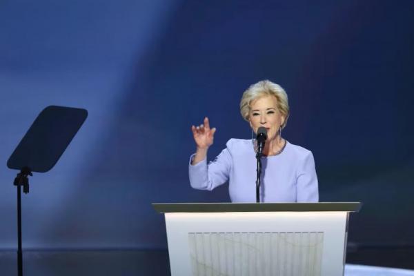 Linda McMahon, mantan Administrator Badan Usaha Kecil, berpidato pada Konvensi Nasional Partai Republik di Fiserv Forum di Milwaukee, Wisconsin, AS, 18 Juli 2024. REUTERS 