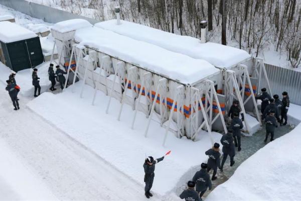 Personel darurat berjalan ke tempat perlindungan bom bergerak yang tahan radiasi di wilayah Nizhny Novgorod, Rusia, 10 Februari 2023. Handout via REUTERS 