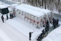 Personel darurat berjalan ke tempat perlindungan bom bergerak yang tahan radiasi di wilayah Nizhny Novgorod, Rusia, 10 Februari 2023. Handout via REUTERS