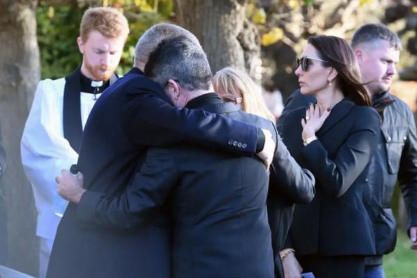 Simon Cowell menangis di pelukan orangtua Liam Payne, Geoff dan Karen Payne di pemakaman anak didiknya di Home Counties, London, Rabu (20/11/2024). (FOTO: SPLASH NEWS) 