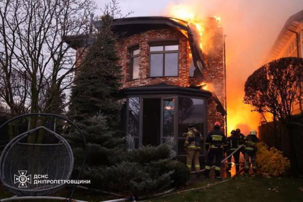 Petugas pemadam kebakaran bekerja di lokasi serangan rudal Rusia di Dnipro, Ukraina 21 November 2024. Handout via Reuters 