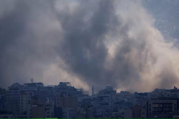 Asap mengepul dari pinggiran selatan Beirut setelah serangan Israel, seperti yang terlihat dari Ashrafieh, Lebanon, 21 November 2024. REUTERS 