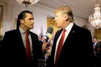 Presiden AS Donald Trump diwawancarai oleh pembawa acara Fox and Friends Pete Hegseth di Gedung Putih di Washington, AS, 6 April 2017. REUTERS