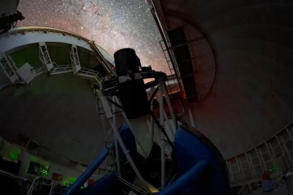 Instrumen Spektroskopi Energi Gelap di Observatorium Nasional Kitt Peak di Arizona pada tahun 2022. Handout via REUTERS 