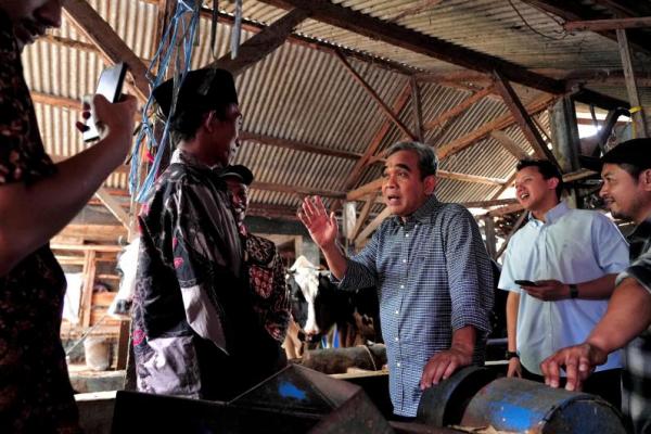 Ketua MPR RI Ahmad Muzani menemui para peternak sapi perah di Desa Pesanggrahan, Kota Batu, Jawa Timur, Kamis (Foto: Humas MPR) 