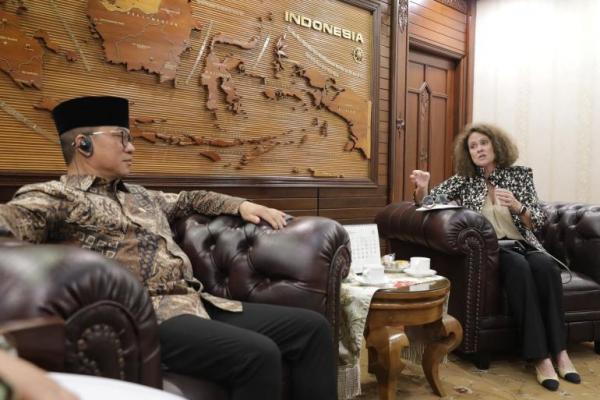 Mendes PDT Yandri Susanto pada Kamis (21/11) menerima kunjungan delegasi Bank Dunia yang dipimpin Direktur Regional Planet World Bank untuk Asia Pasifik Timur Anna Wellenstein di Kantor Kemendes PDTT, Jakarta (Foto: Humas Kemendes PDT) 