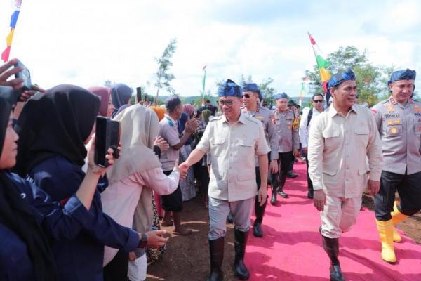 Menteri Desa dan Pembangunan Daerah Tertinggal Yandri Susanto hadiri peluncuran Gugus Tugas Polri Mendukung Ketahanan Pangan di Desa Bulakan, Kecamatan Gunung Kencana, Lebak, Banten, Rabu (Foto: Humas Kemendes PDT) 