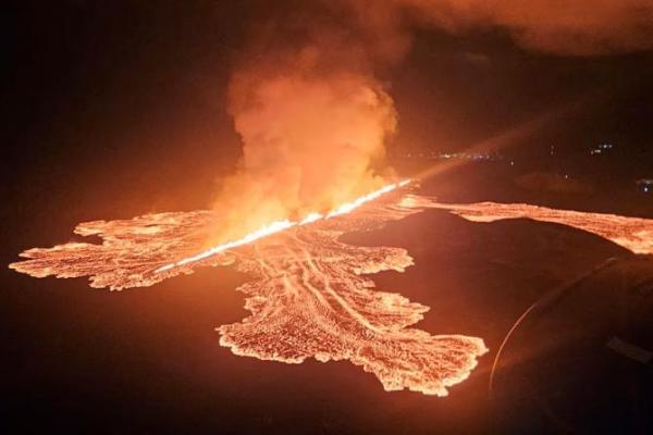 Lava menyembur dan mengalir setelah letusan gunung berapi di Semenanjung Reykjanes dekat Grindavik, Islandia, 21 November 2024. Foto via REUTERS 