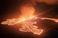 Lava menyembur dan mengalir setelah letusan gunung berapi di Semenanjung Reykjanes dekat Grindavik, Islandia, 21 November 2024. Foto via REUTERS