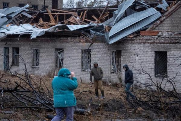 Warga berjalan di lokasi serangan rudal Rusia, di Dnipro, Ukraina, 21 November 2024. REUTERS 