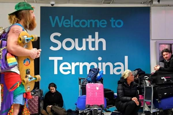 Penumpang di gedung Terminal Selatan di Bandara Gatwick. (FOTO: REUTERS) 