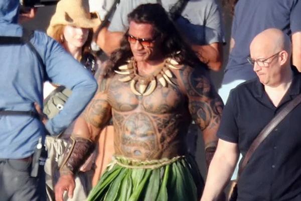 Dwayne Johnson di lokasi syuting Moana pada Rabu (20/11/2024). (FOTO: BACKGRID) 