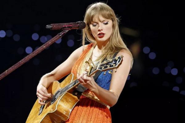 Taylor Swift tampil di Eras Tour di Toronto, Kanada pada 14 November 2025. (FOTO: GETTY IMAGE/TAS) 