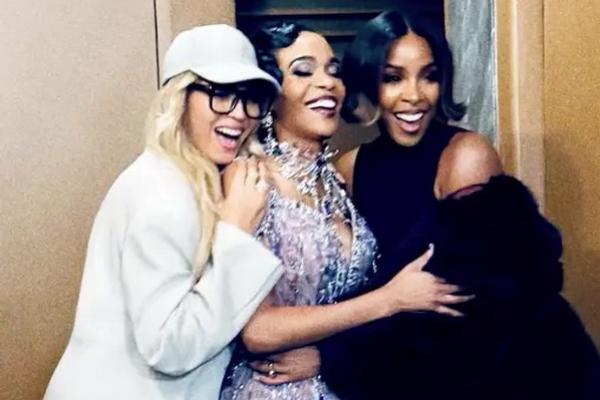 Beyonce, Kelly Rowland dan Michelle Williams hadirkan reuni Destiny`s Child di pemutaran perdana Death Becomes Her di Broadway, Kamis malam (21/11/2024). (FOTO: INSTAGRAM)eyonce/Instagram 