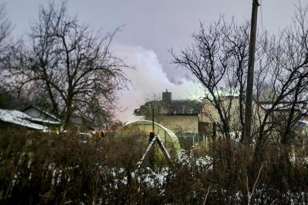 Asap mengepul setelah kecelakaan pesawat kargo DHL di Vilnius, Lithuania, 25 November 2024. REUTERS 