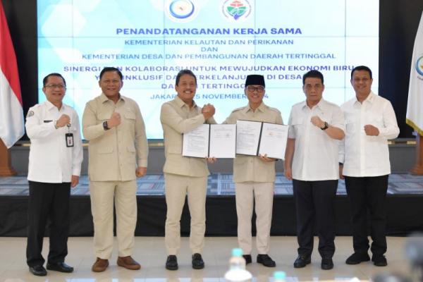 Menteri Desa dan Pembangunan Daerah Tertinggal (Mendes PDT) Yandri Susanto (ketiga dari kanan) setelah menandatangani Nota Kesepahaman Bersama dengan KKP di Gedung Mina Bahari IV Jakarta, Senin (Foto: Humas Kemendes) 