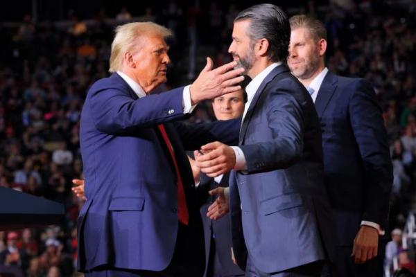 Presiden terpilih AS Donald Trump mendekat untuk memeluk Donald Trump Jr saat kampanye di Pittsburgh, Pennsylvania, AS, 4 November 2024. REUTERS 