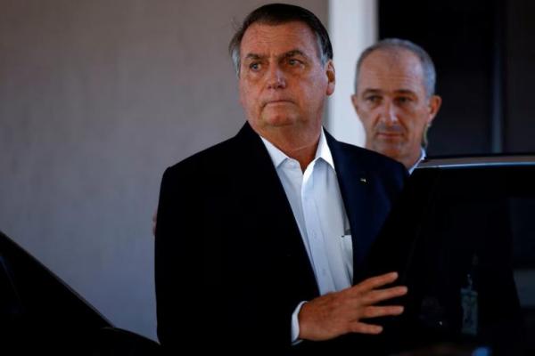 Mantan Presiden Brasil Jair Bolsonaro meninggalkan rumahnya setelah operasi penggeledahan, di Brasilia, Brasil 3 Mei 2023. REUTERS 