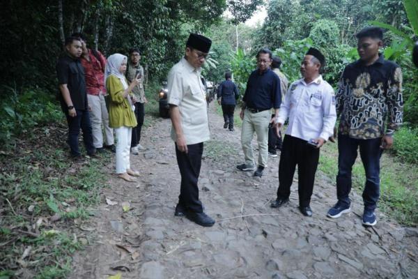 Menteri Desa dan Pembangunan Daerah Tertinggal (Mendes PDT) Yandri Susanto mengaku kaget dan miris melihat parahnya kondisi jalan menuju Desa Cikedung Kabupaten Serang saat akan lakukan kunjungan ke wilayah itu, Minggu (Foto: Humas Kemendes PDT) 