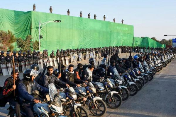 Petugas polisi di atas sepeda motor dengan kontainer di belakang untuk memblokir pengunjuk rasa antipemerintah di Islamabad, Pakistan 24 November 2024. REUTERS 