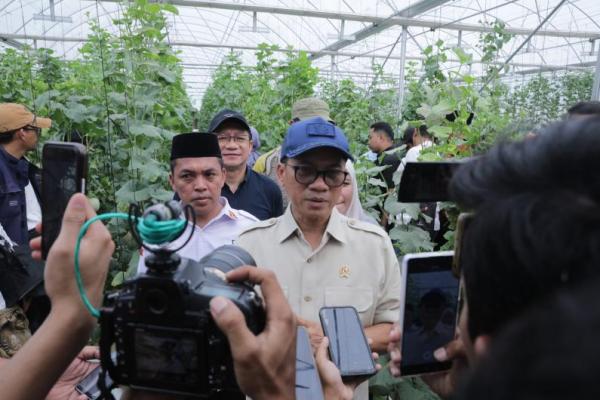 Mendes PDT Yandri Susanto memberi keterangan pers usai menyambangi Desa Sambilawang Kecamatan Waringin Kurung, Kabupaten Serang untuk panen melon, Minggu (Foto: Humas Kemendes PDT) 