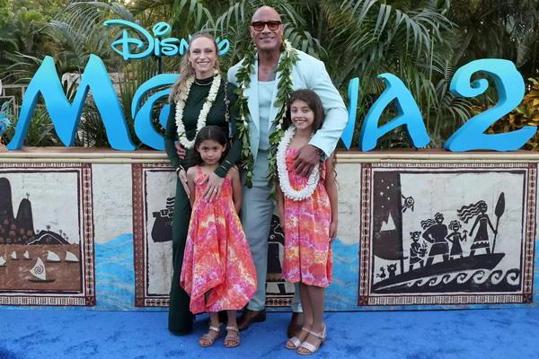 Dwayne Johnson dan istrinya Lauren Hashian bersama putri mereka, Tiana dan Jasmine pada 21 November 2024. (FOTO: GETTY IMAGE) 