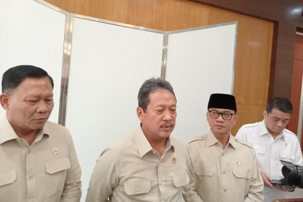 Menteri Kelautan dan Perikanan Sakti Wahyu Trenggono bersama Menteri Desa dan Pembangunan Desa Tertinggal (Mendes PDT) Yandri Susanto dalam jumpa pers usai penandatanganan MOU antara Kemendes PDT dan KKP (Foto: Habib/Katakini) 