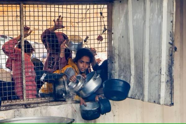 Warga Palestina berkumpul untuk menerima makanan yang dimasak oleh dapur amal, di Khan Younis, Jalur Gaza selatan, 24 November 2024. REUTERS 