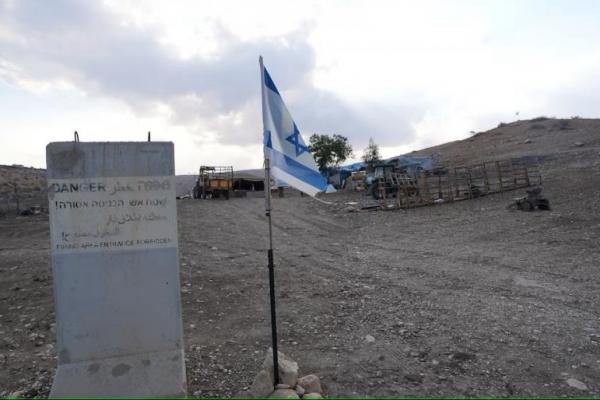 Bendera Israel terlihat di Lembah Yordan, di Tepi Barat yang diduduki Israel, 13 November 2024. REUTERS 